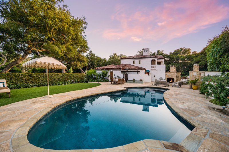 Casa grande con alberca grande