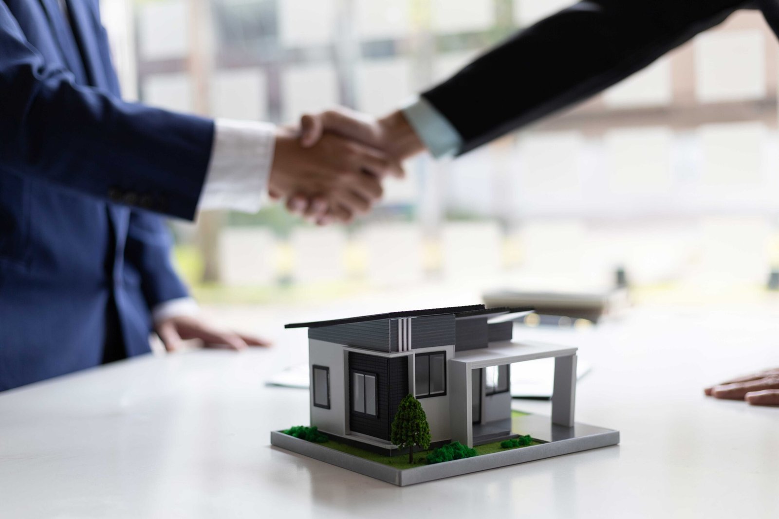 Imagen de fondo cerrando un trato en el sector inmobiliario.