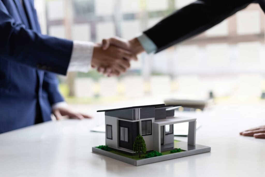 imagen de fondo cerrando un trato de bienes raices
